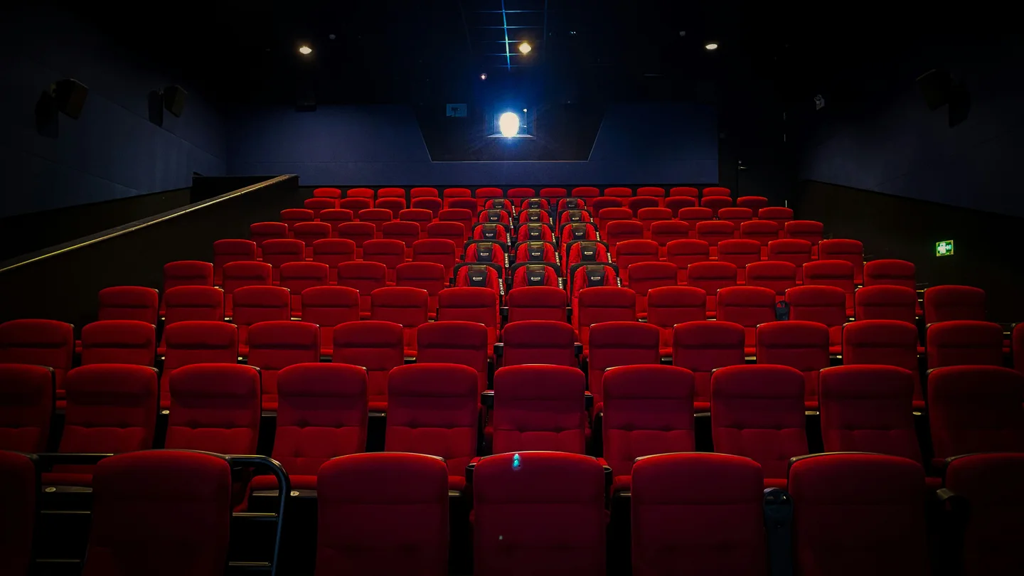 Une salle de cinéma aux fauteuils rouges