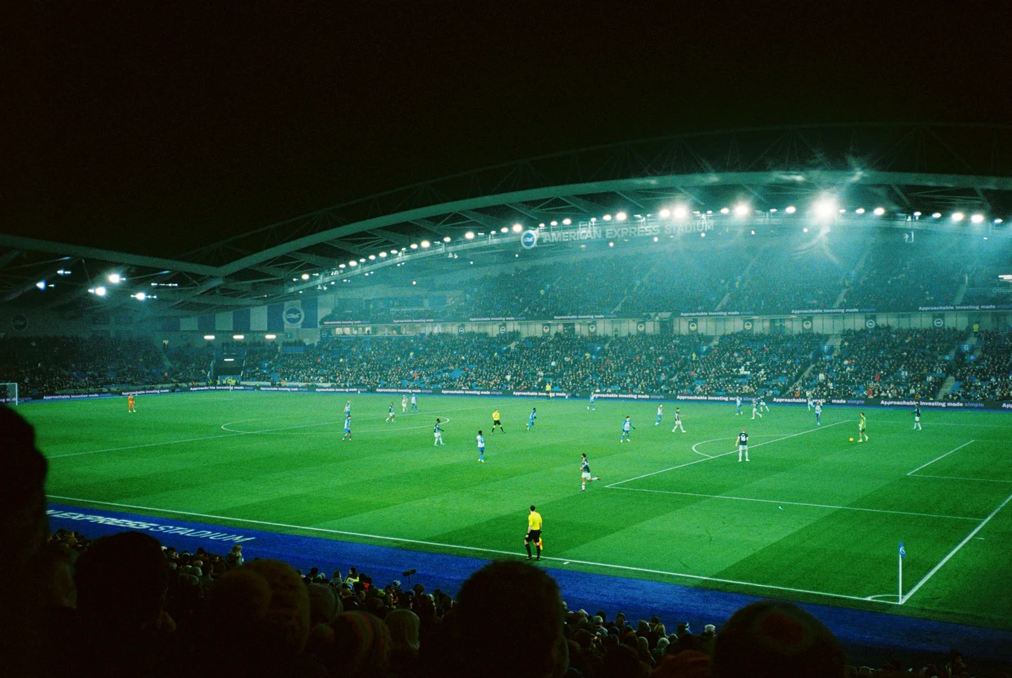 Un stade de football illuminé en soirée